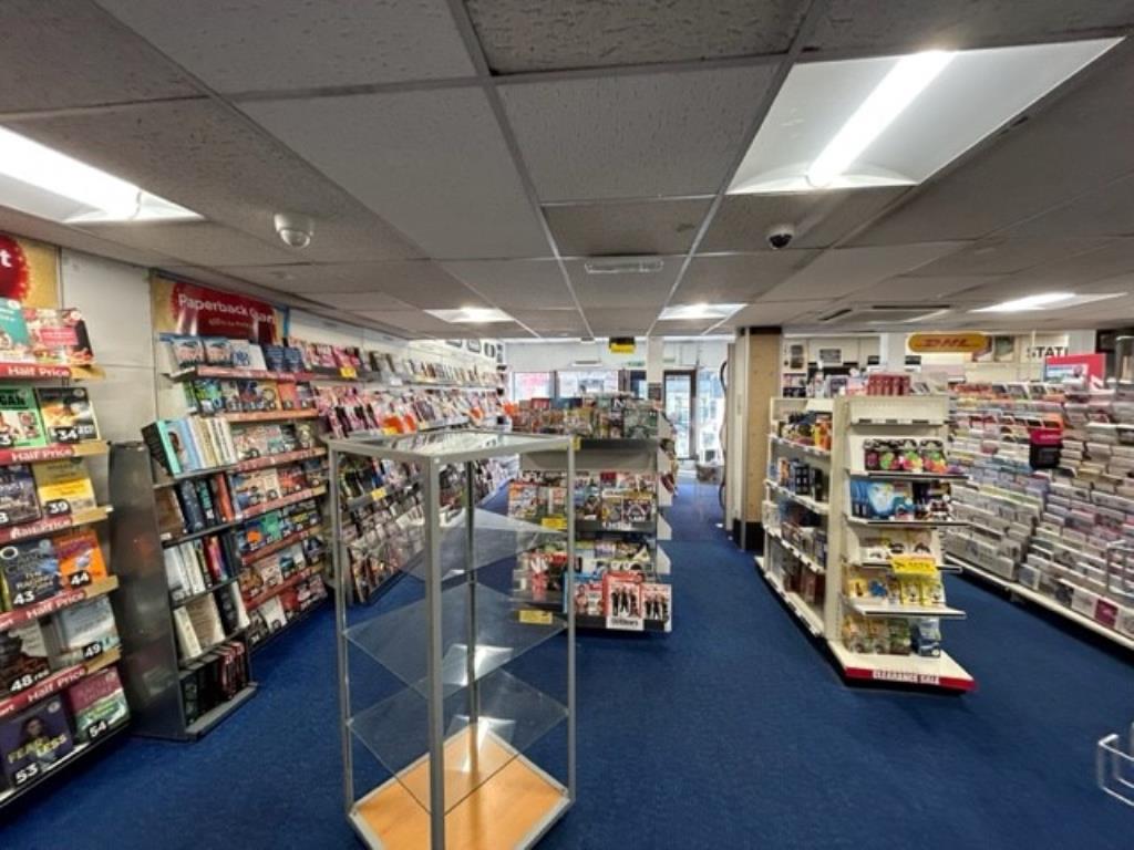 Lot: 35 - FREEHOLD COMMERCIAL INVESTMENT IN TOWN CENTRE - Internal photo of main retail area
